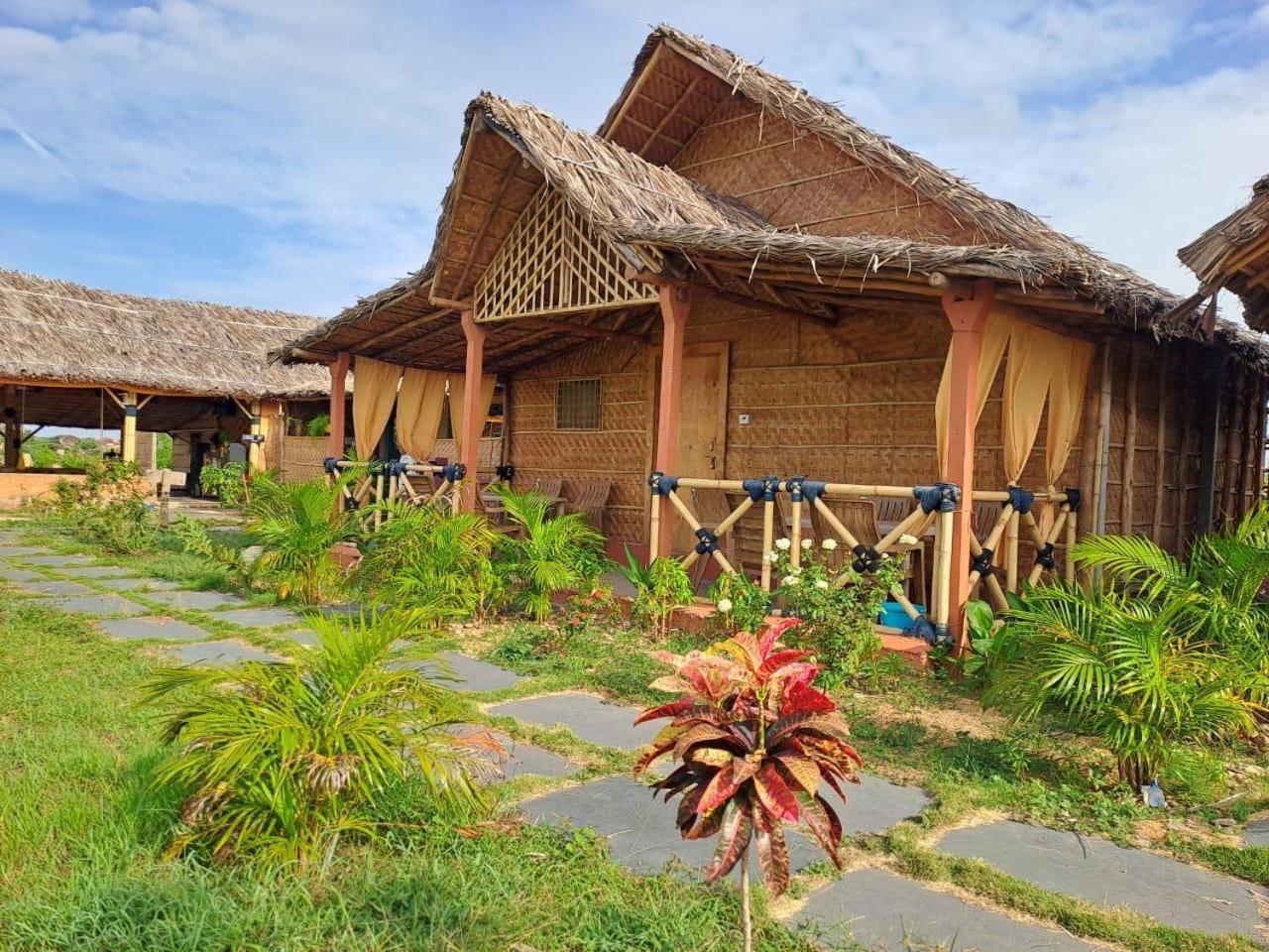 Hampi Rasta Cafe Hotel Exterior photo